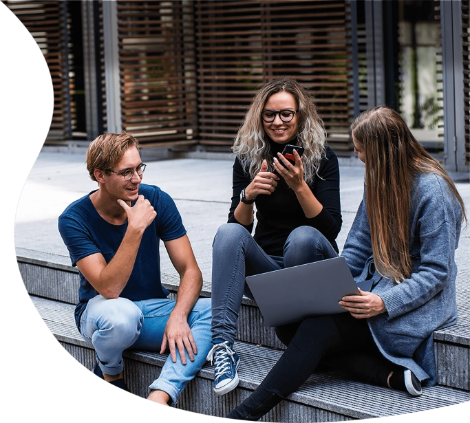 Ragazzi che dialogano e sorridono